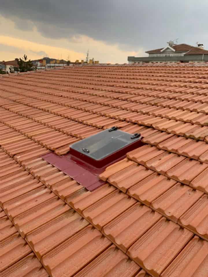 Dritare Kiremit Çatı Çıkış Kapağı Çift Piston Uygulaması