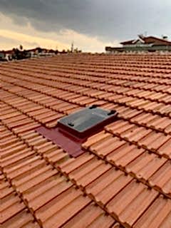 Büyük Boy Kiremit Çatı Çıkış Kapağı Çift Amortisörlü