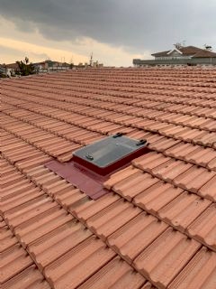 Büyük Boy Kiremit Çatı Çıkış Kapağı Tek Amortisörlü